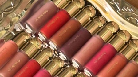 Los productos de Rare Beauty se hicieron virales en TikTok y ayudaron a que la marca ganara millones de seguidores en todo el mundo.