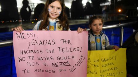 Aficionados argentinos fueron al aeropuerto Islas Malvinas de Rosario para recibir al astro Lionel Messi.