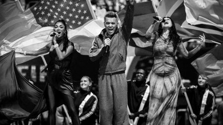 El cantante Robbie Williams respondió con humor a los rumores que surgieron después de que un video suyo se volviera viral durante la cobertura del Mundial 2026.