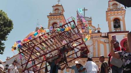 Xico estrena la tradicional alfombra de aserrín para Santa María Magdalena