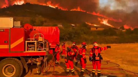 La ola de calor dificulta las tareas para controlar el avance de las llamas.