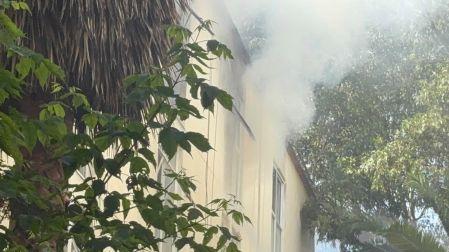 Los servicios de emergencia trabajan en el lugar para sofocar el incendio
