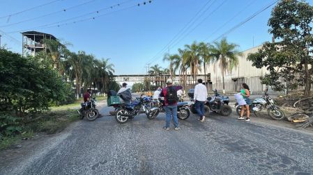 El bloqueo paralizó por completo la operación de la Alcoholera Zapopan; los camiones cañeros no pueden ingresar y más de 30 pipas permanecen varadas sin poder cargar.