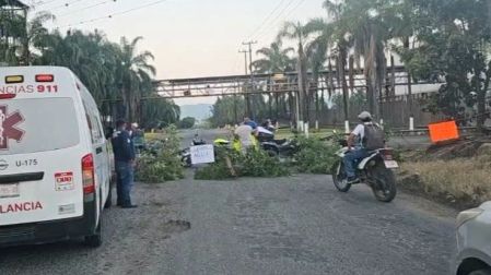Bloqueo en las inmediaciones de la alcoholera Zapopan, en Veracruz