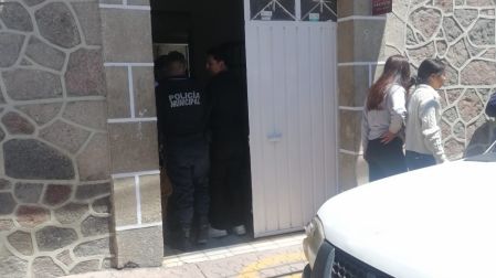 Policías en una iglesia en San Pedro Muñoztla, Tlaxcala