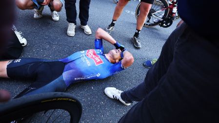 Jasper Philipsen terminó así después de cruzar la meta en Voiron, etapa 17 del Tour de Francia 2026