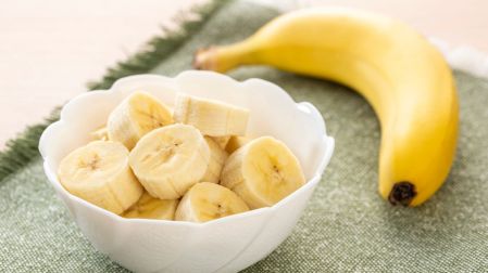 Paletas heladas de yogurt y plátano: receta saludable y baja en azúcar para niños