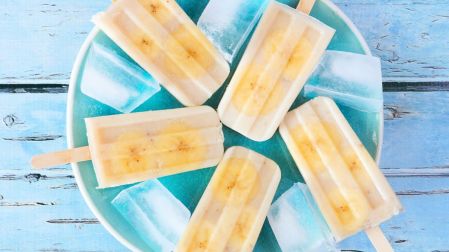Paletas heladas de yogurt y plátano: receta saludable y baja en azúcar para niños