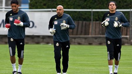 Oscar 'Conejo' Pérez consideró que veía a 'Memo' Ochoa un poco inquieto
