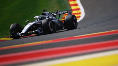 Sergio Pérez admite que Cadillac podría quedar relegado ya por Aston Martin.