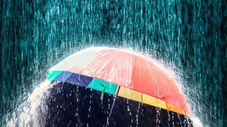 Elegir un paraguas resistente al viento ayuda a evitar que se voltee durante una tormenta.
