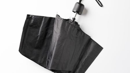 Los paraguas compactos suelen ofrecer un mejor control durante lluvias con viento intenso.