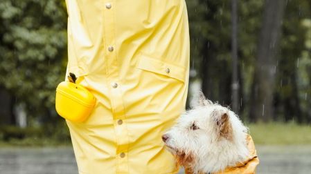 Combinar un paraguas con ropa impermeable ofrece mayor protección durante una tormenta.