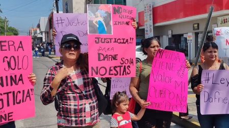 Alejandra Quintos, madre de Dafne, destacó que hay cinco personas implicadas en la muerte de su hija, quienes estaban la academia militar, al lado del cuerpo de la niña.