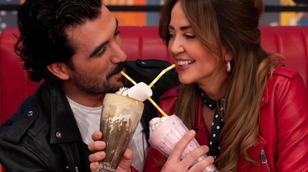 Durante el programa Hoy, Andrea aprovechó la transmisión para felicitar públicamente a su pareja.