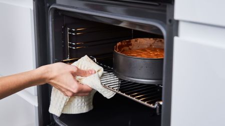 ¿Por qué no debes guardar ollas en el horno de la estufa?