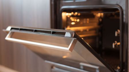 ¿Por qué no debes guardar ollas en el horno de la estufa?