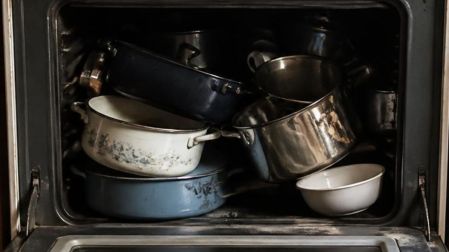 ¿Por qué no debes guardar ollas en el horno de la estufa?