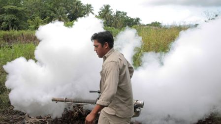 TENOSIQUE, TABASCO, 28JULIO2010.- Personal de Salud adscrito al departamento de Vectores inician la campaña deschatarrización y nebulización para erradicar las larvas y moscos adultos con contagios del dengue. Estos técnicos realizan su trabajo tras suscitarse inundaciones que afectaron las colonias Pueblo Unido, Gómez Zeta y los Ángelitos.FOTO: MARCO POLO GUZMÁN HERNÁNDEZ/CUARTOSCURO.COM