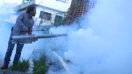 Auxiliares municipales de las colonias Lagunilla y Benito Juárez realizan una jornada contra el dengue con termo nebulización en algunas calles que llegan hasta la barranca de Analco y Tecolote. Según el último informe emitido por la Secretaría de Salud, en Morelos se han presentado 730 casos positivos de dengue, cifra que es 4 veces mayor a los 158 casos que se contabilizaron en 2022