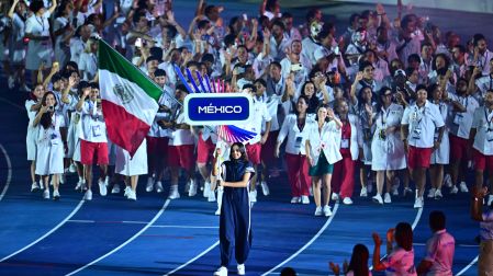 La delegación de México encabeza el desfile de naciones durante la ceremonia de inauguración de los XXV Juegos Centroamericanos y del Caribe Santo Domingo 2026. Como país fundador de la justa y vigente campeón del medallero, el contingente tricolor abre el recorrido en el Estadio Olímpico Félix Sánchez.