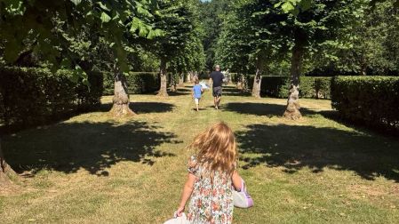 Una fotografía de Harry, Archie y Lilibet con flores despertó especulaciones sobre una visita a la tumba de Diana.