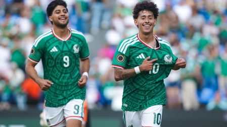 Santiago Sandoval celebrando su gol con México