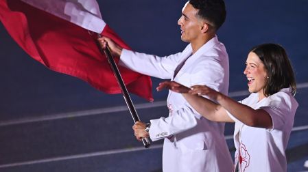 Juan Manuel Celaya y Gabriela Rodriguez con la bandera de México.