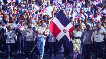 La delegación de República Dominicana cierra el desfile de naciones durante la ceremonia de inauguración de los XXV Juegos Centroamericanos y del Caribe Santo Domingo 2026. Como país anfitrión, el contingente recibe una ovación del público en el Estadio Olímpico Félix Sánchez, donde da inicio oficialmente la fiesta deportiva más importante de la región.