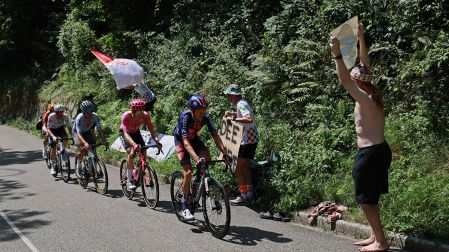 El grupo de cabeza de carrera en el inicio de la Etapa reina del Tour de Francia 2026