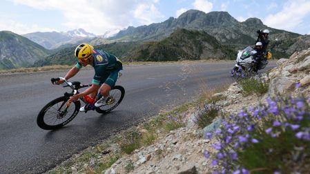Mads Pedersen en el grupo de cabeza de carrera en la Etapa reina del Tour de Francia 2026