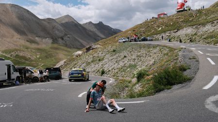 Thymen Arensman recibió asistencia médica en la Etapa reina del Tour de Francia 2026