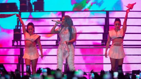 Karol G regala viaje de luna de miel a una pareja durante concierto