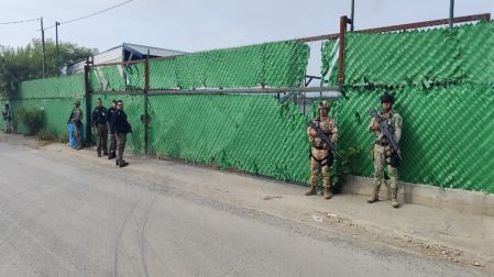 Autoridades aseguraron 373 mil 600 litros de hidrocarburo en un predio de Allende, Nuevo León, con apoyo del Ejército, Guardia Nacional y FGR.