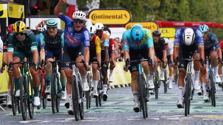 La llegada en embalaje en la que Mathieu van der Poel se impuso en un final de fotografía.