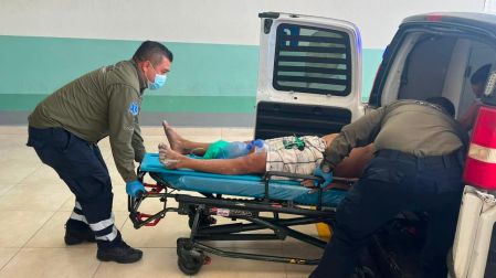 El vulcanizador ingresó primero al registro del drenaje colapsado y perdió el conocimiento casi de inmediato debido a la falta de oxígeno.