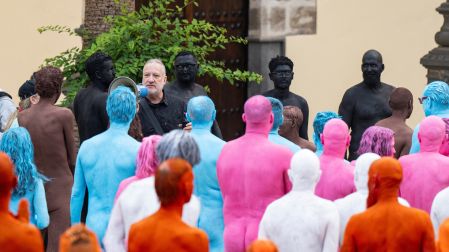 Spencer Tunick reunió formó la bandera de la comunidad como parte de su instalación "Grand Spectrum"