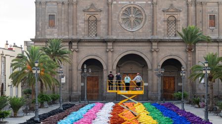 Spencer Tunick reunió formó la bandera de la comunidad como parte de su instalación "Grand Spectrum"