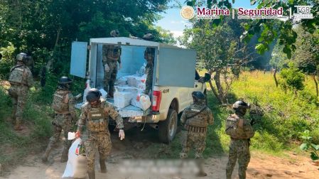 La Marina indicó que el vehículo, junto con los indicios de la presunta droga, fueron puestos a disposición de las autoridades competentes, donde permanecerán bajo resguardo.