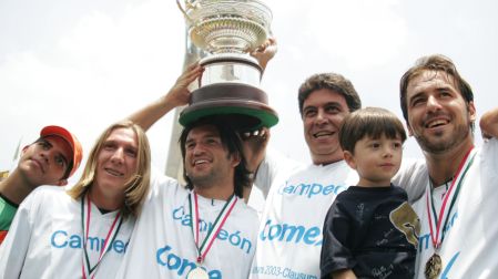 El Kikin Fonseca levantando el trofeo de campeón con Pumasdurante el partido Pumas UNAM vs Pachuca, correspondiente a la Gran Final partido de vuelta del campeon de campeones 2003-2004, en el Estadio Olimpico Universitario, el. 08 de Agosto de 2004.