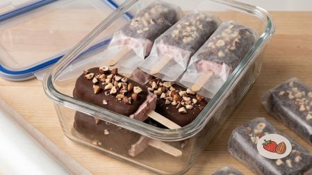 Receta paletas tipo Magnum con kéfir y relleno de fresa