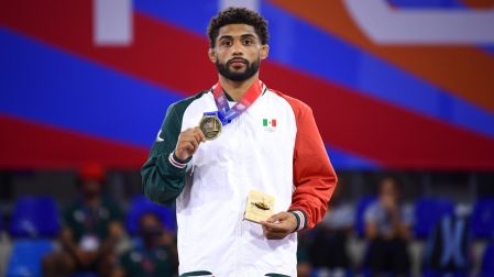 Román Bravo conquistó el oro en la categoría de 57 kilogramos estilo libre.