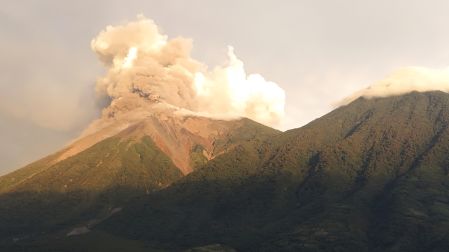 Las avalanchas de material ardiente representan el mayor riesgo para las comunidades cercanas.