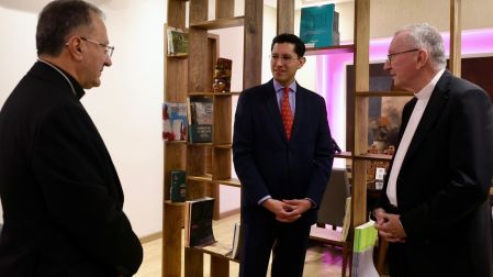 El jefe de la diplomacia vaticana fue recibido en la Base Aérea Militar No. 19 del Aeropuerto Internacional de la Ciudad de México (AICM) por el canciller Roberto Velasco.