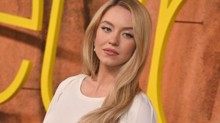 Sydney Sweeney ayudó a repartir comida en refugios para evacuados.