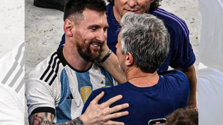 Lionel Messi y Jorge Messi celebran tras ser el título de Argentina que lo acreditó como campeón del mundo en Qatar 2022.