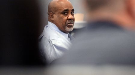 Duane Davis observa durante la selección del jurado en su juicio por el asesinato de Tupac Shakur en Las Vegas, Nevada.