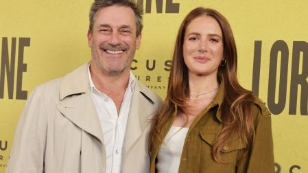 Jon Hamm y Anna Osceola