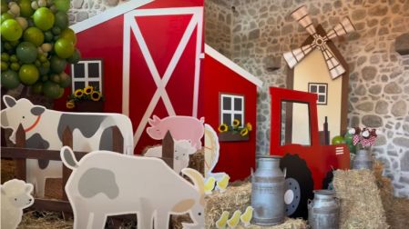 El festejo de León tuvo una decoración campirana con animales, pacas de heno y colores inspirados en un rancho.