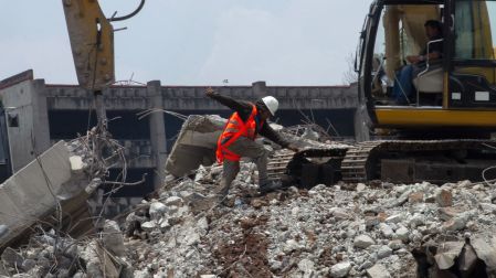 Trabajos de remoción de escombros en la colonia Escandón